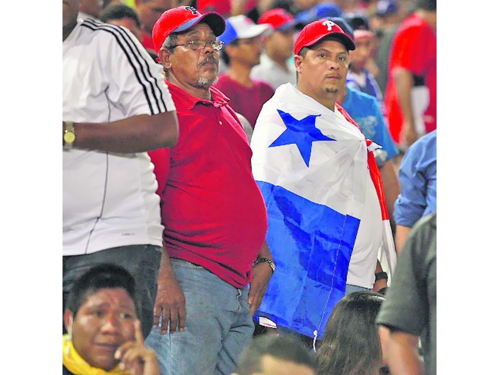 Apoyo. Él no se separó de su bandera.()