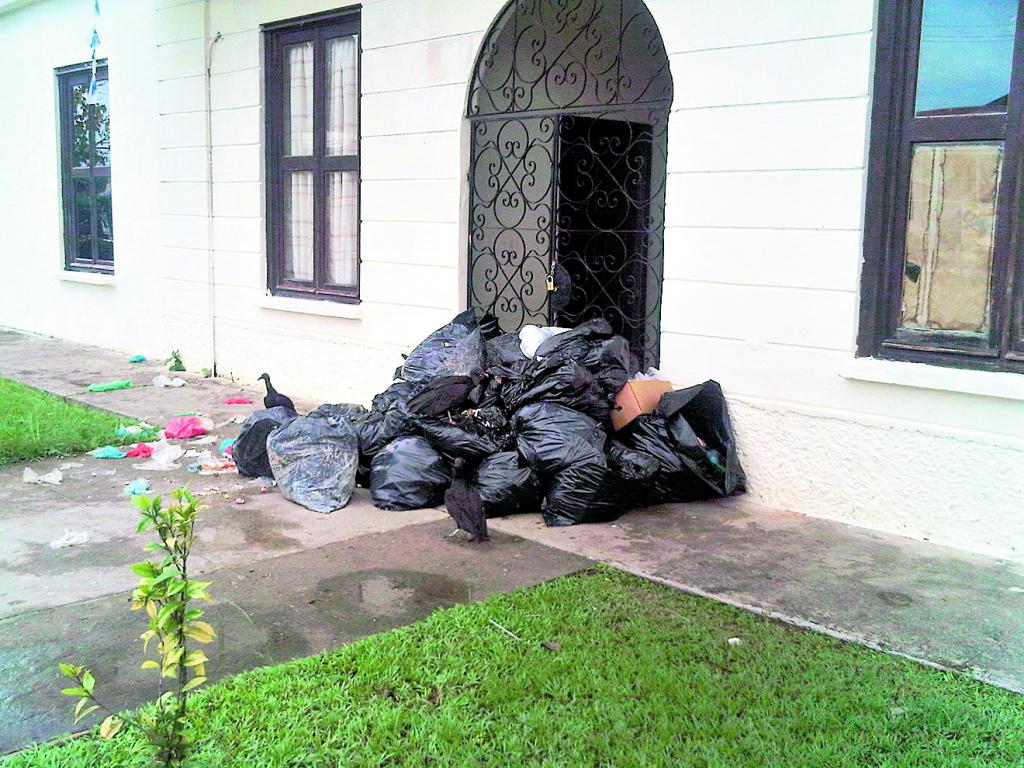 Basurero. Colocaron desechos en la puerta del Municipio.()