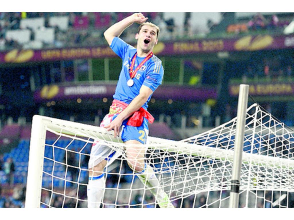 Fernando El Niño Torres besa la copa frente a los periodistas.(AP)
