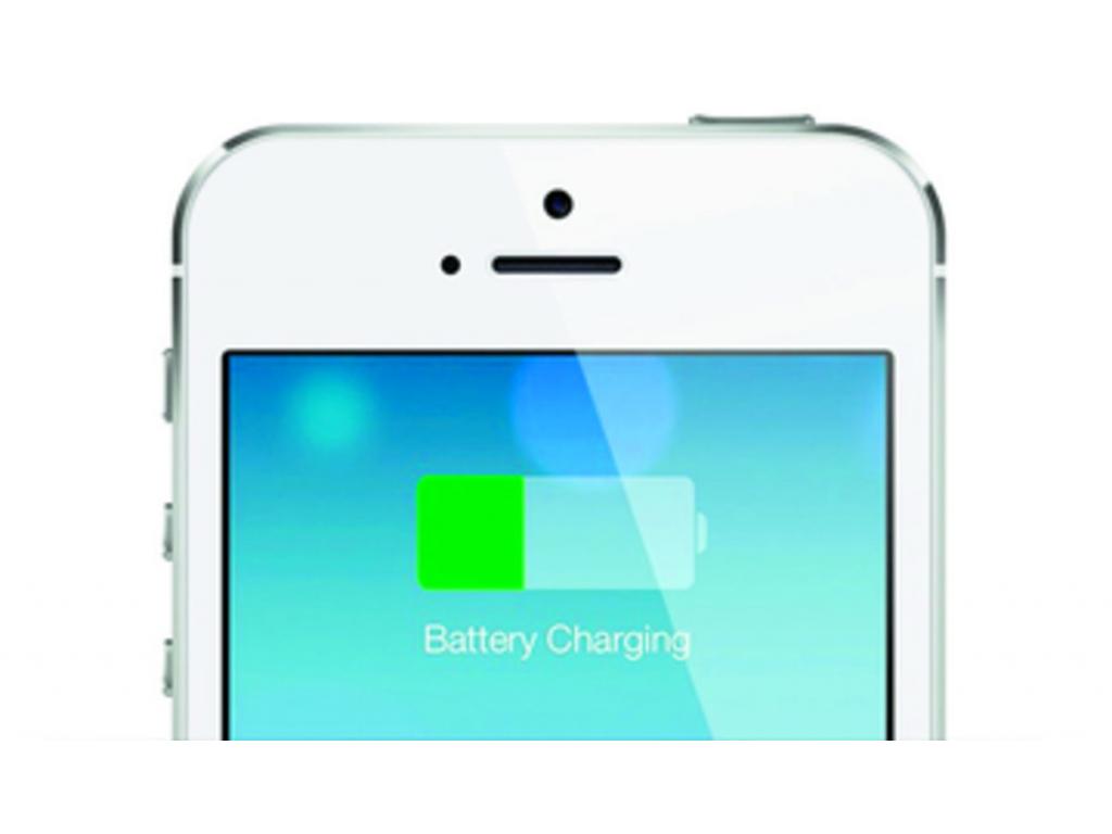 Según usuarios del iPhone, 4 o 5 que decidieron descargar la versión iOS7, la batería se consume con mayor rapidez, lo que seguramente es a raíz de las apps que continúan corriendo en segundo plano.