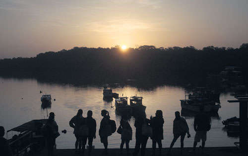 <p>Amanecer. Cada mañana, el Sol sale sobre Puerto Mutis (Montijo), un lugar de vibrante actividad.</p>