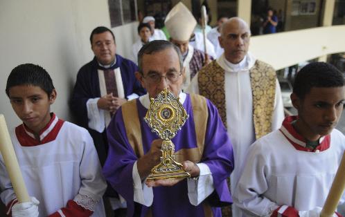 Presentan la reliquia que contiene un pedazo de tela con una gota de sangre del beato Juan Pablo II en la Basílica Menor de Don Bosco. Foto/EFE<br>