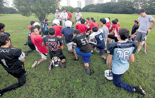 <p>Enseñanzas. Jugadores de la categoría Mini reciben instrucciones de parte de sus técnicos.</p>