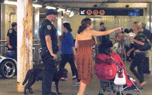 <p>Miedo. Agentes de Policía vigilan una entrada al metro de la ciudad.</p>