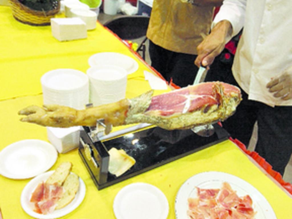 El jamón serrano hacía agua las bocas de todos.