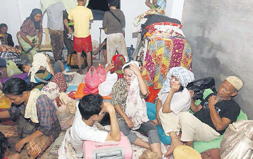<p>Albergue. Varias personas se refugian en un centro. </p>
