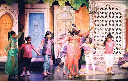 <p>Danza. Niñas del público interactuaron con las actrices.</p>