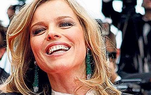 <p>Eva Herzigova. La modelo en una elección más fresca con la camisa blanca y el lazo más delicado.</p>