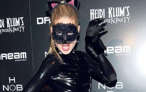 <p>La también modelo Doutzen Kroes fue otra de las que más llamó la atención durante la glamorosa fiesta con su sensual vestimenta de gatúbela. </p>