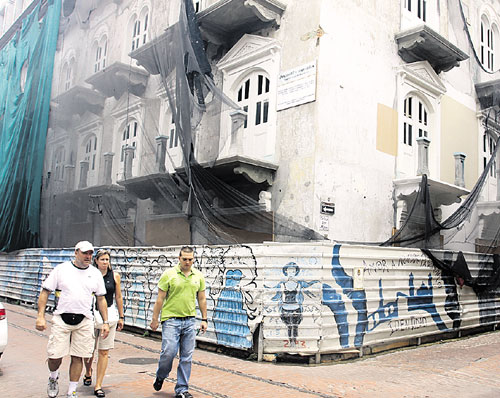 <p>Reparaciones. Hay denuncias de irregularidades en la restauración del Hotel Central.</p>