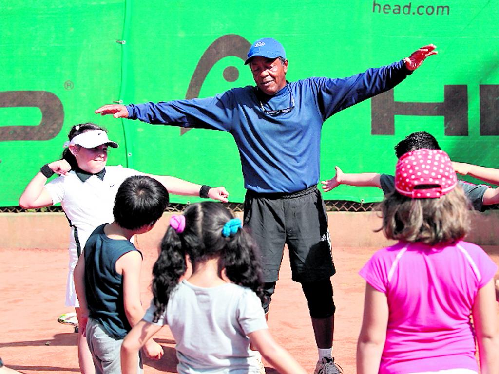 Junto a su entrenador realizan los ejercicios de calentamiento.(Anayansi Gamez)