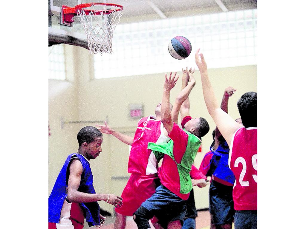 Peleado. En el baloncesto no había tregua.(Anayansi Gamez)