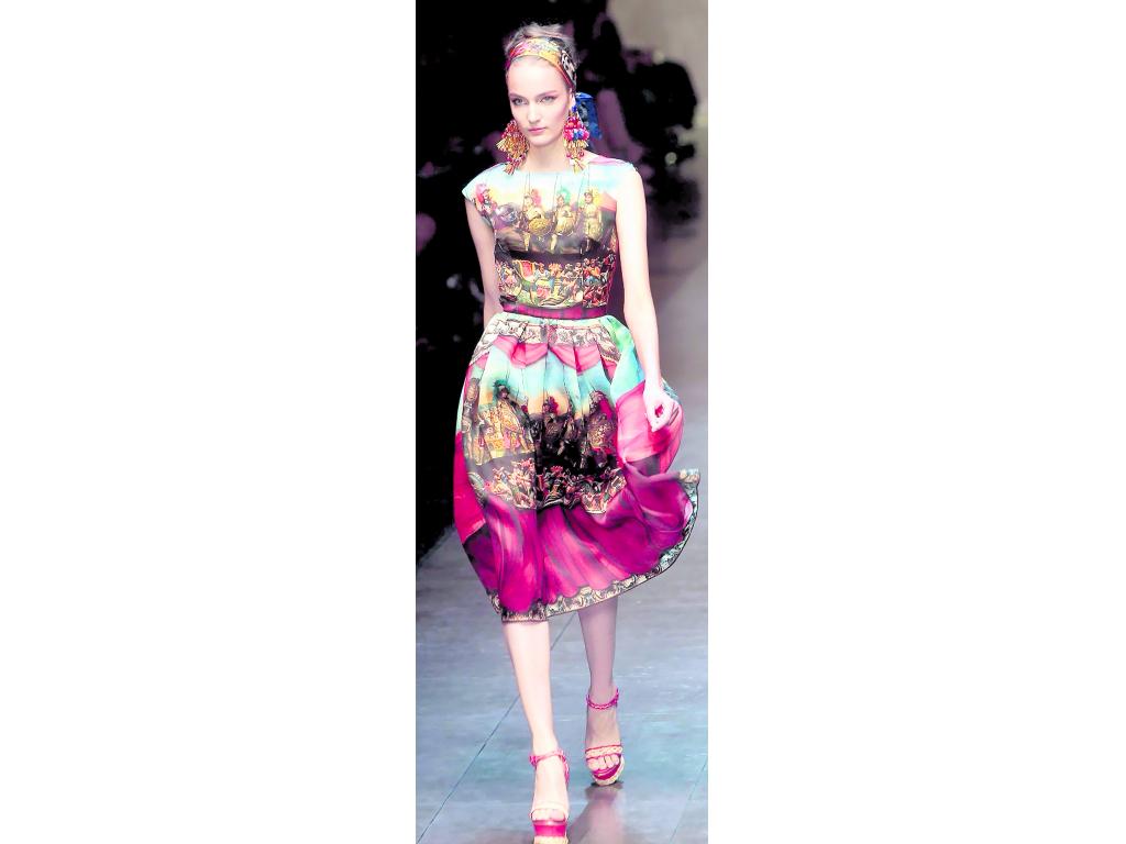 Clásico. La firma Dolce & Gabbana presenta en su colección el exotismo que hacen juego con coloridos estampados.()