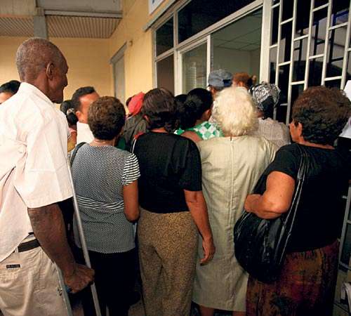 <p>Bono. La gente de 70 años y más solo bajó su participación en la economía en 4,710 trabajadores. </p>