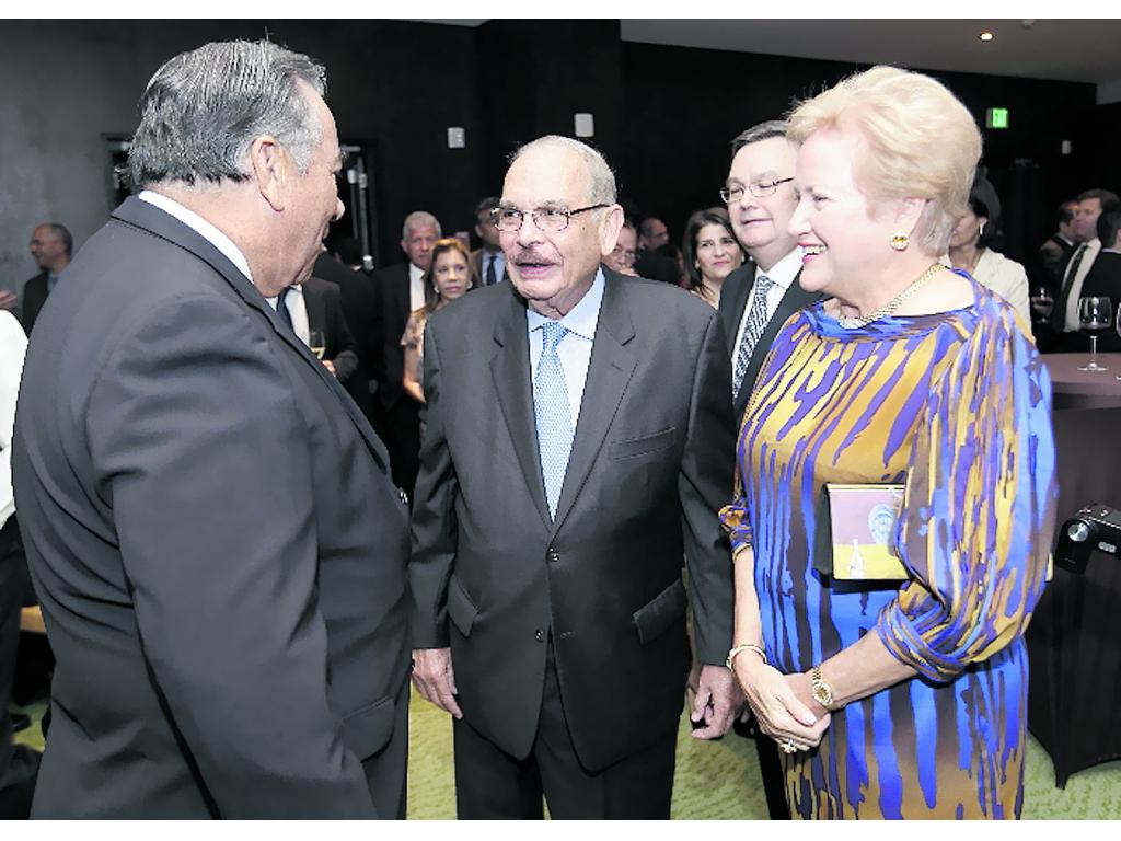 9. Herman Bern, Arturo Melo y Mirian de Bern. ()