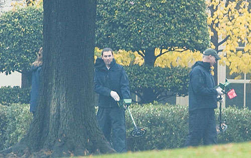 <p>Investigación Personal recorre la propiedad con detectores de metal.</p>