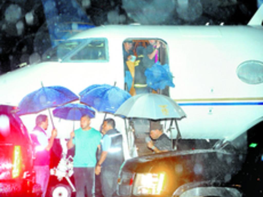 Las puertas del jet privado de Justin Bieber se abrieron a las 2:23 a.m. Bajó gran parte de su equipo.