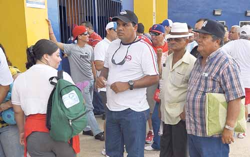 <p>Boletos. Las entradas tienen un costo de 3 y 2 dólares. </p>