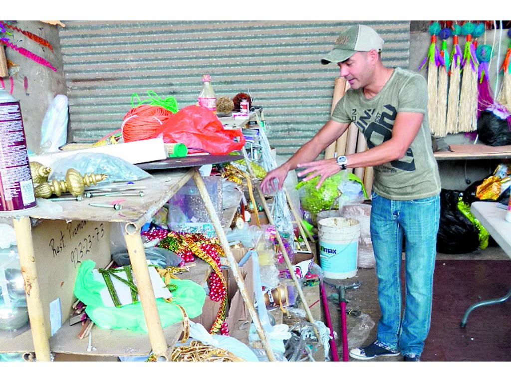 Los artistas santeños dan los últimos toques a los carros alegóricos.(Zenaida Vásquez)