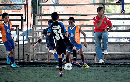 <p>Creatividad. Las jugadas espectaculares no faltaron.</p>