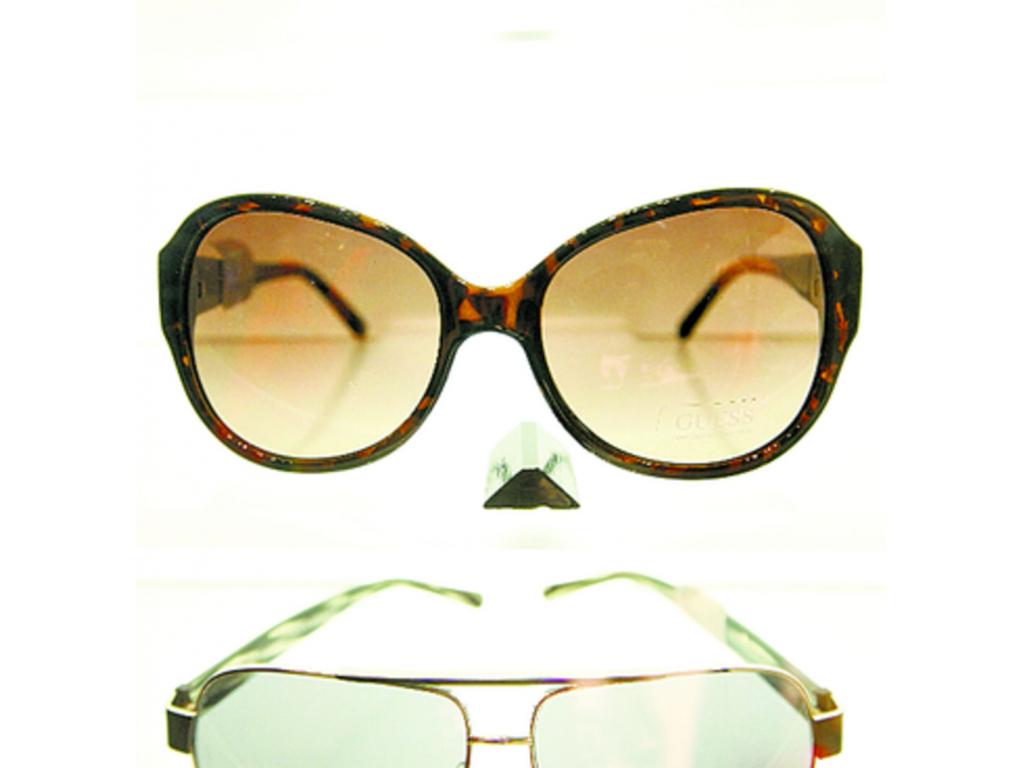 Guess. Lentes para el sol con el clásico color carey, que nunca pasa de moda. Son perfectos para los rostros con facciones gruesas para así disimular.