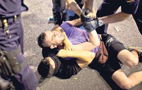 <p>Seguridad. La policía arremetió contra los agitadores.</p>