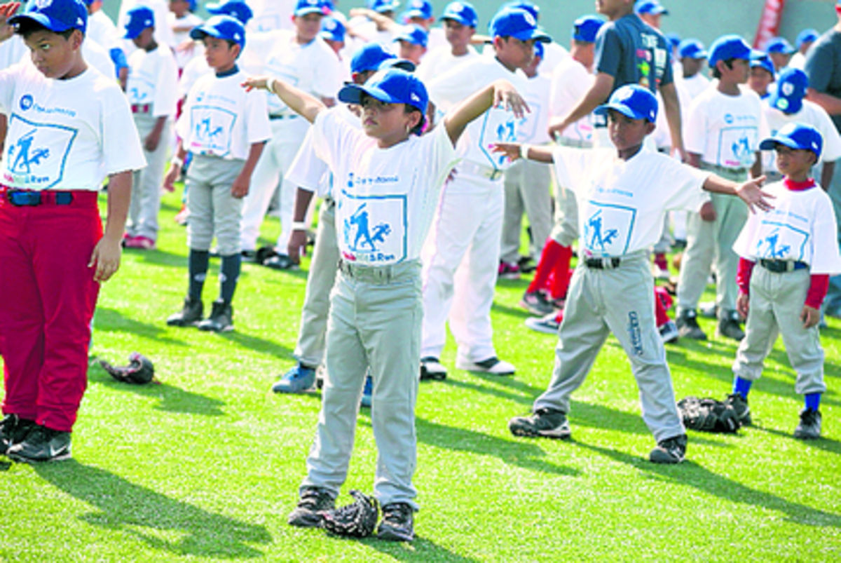 Calentamiento. Antes de iniciar con la competencia, los instructores junto con los pequeños iniciaron una rutina de calentamiento para así estar listo y dar lo mejor de ellos en cada uno de las habilidades a calificar.