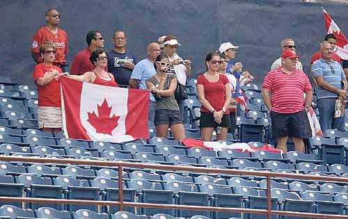 <p>Apoyo. Canadá tenía sus fanáticos en las graderías.</p>