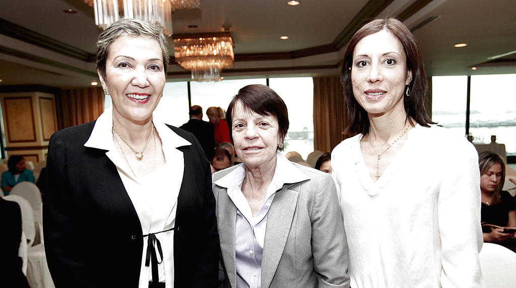 Maruja Zúñiga, Nora Hurtado y Aida de Eskildsen.()