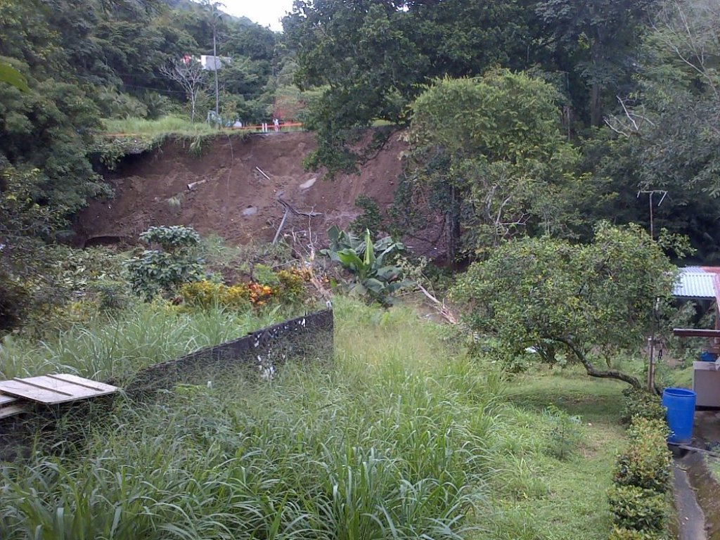 Una vivienda resultó afectada por el deslizamiento de tierra. Foto/Jesús Simmons<br>