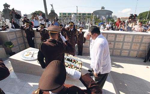 <p> Momentos. También se les llevó ofrendas a los Soldados.</p>