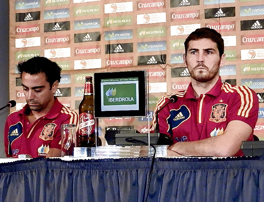 Conferencia. Xavi (izq.) y Casillas hablaron por el equipo.(EFE)