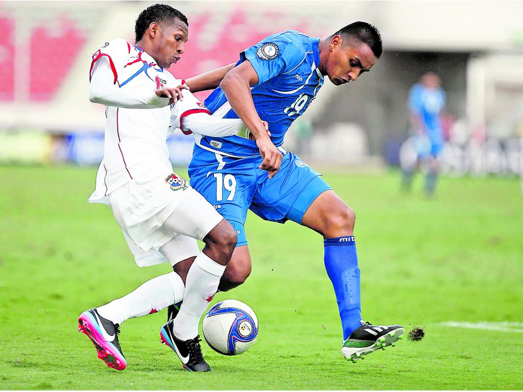 Alberto Negrito Quintero (izq.), de la Selección de Panamá, no ha desilusionado con su accionar en esta Copa Centroamericana 2013.(Cortesía)