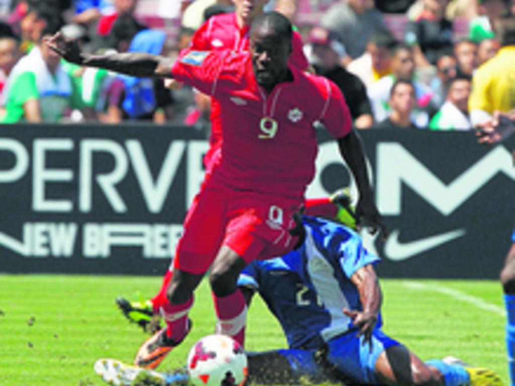Tosaint Ricketts, de la selección de Canadá, estuvo bien marcado.(AP)