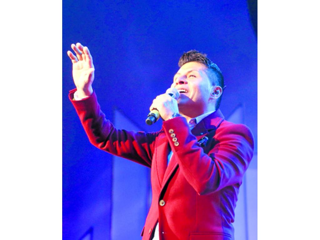 Charlie Cardona interpretó sus éxitos.
