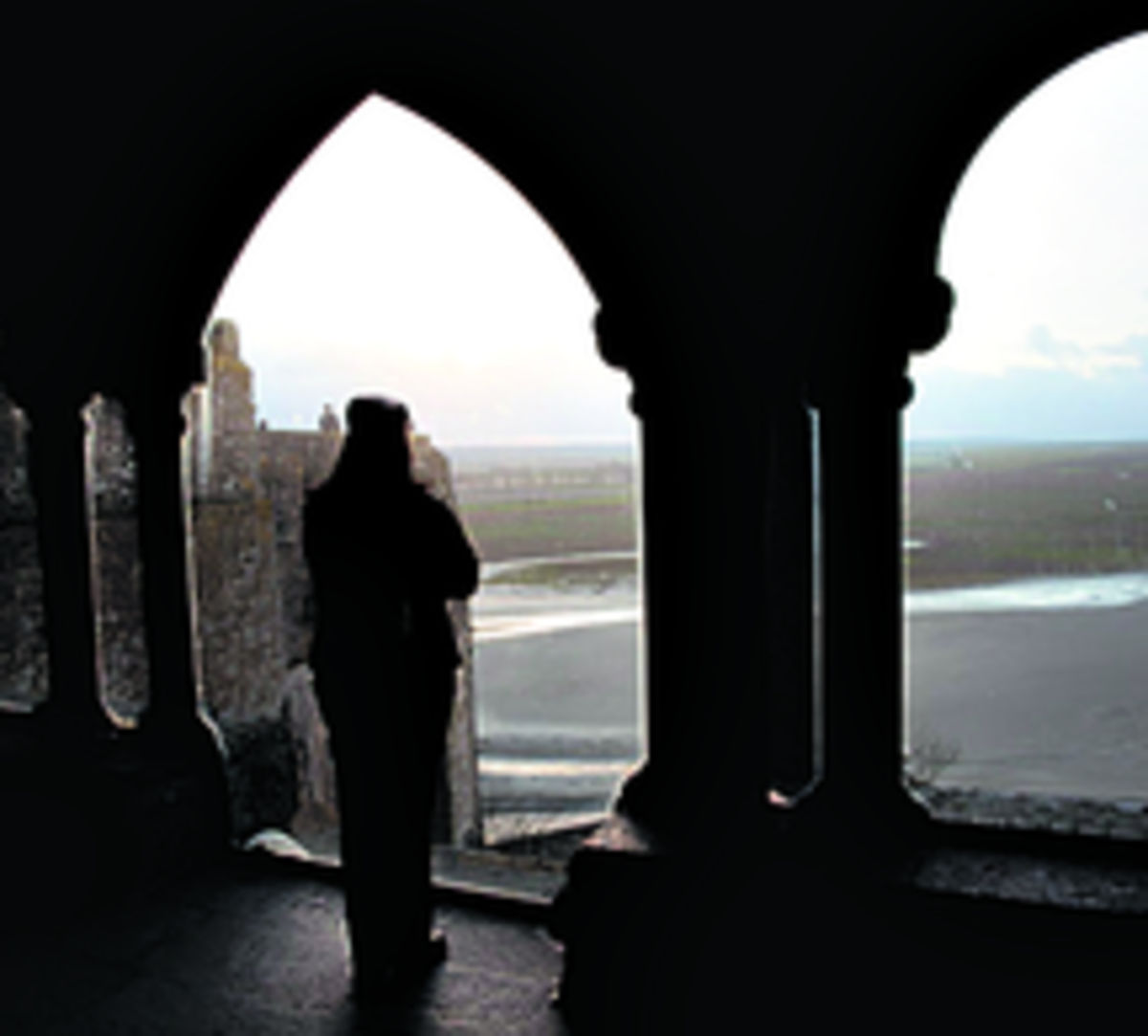 Las aguas del canal de la Mancha, vistas desde el claustro del monasterio.
