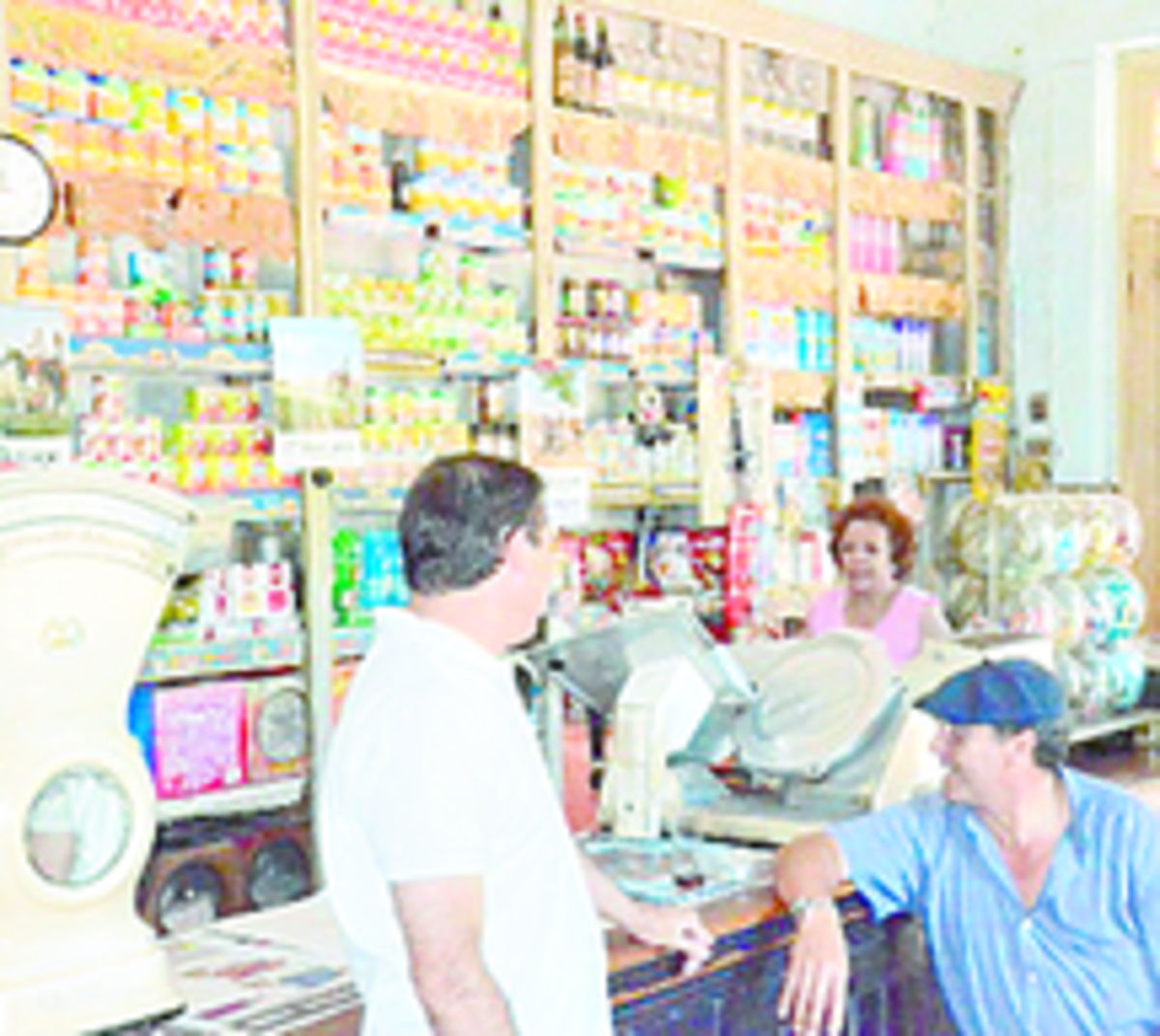 La Media Luna. Cada día los gauchos visitan el bar para ponerse al día con los conocidos o jugar un partido de cartas.
