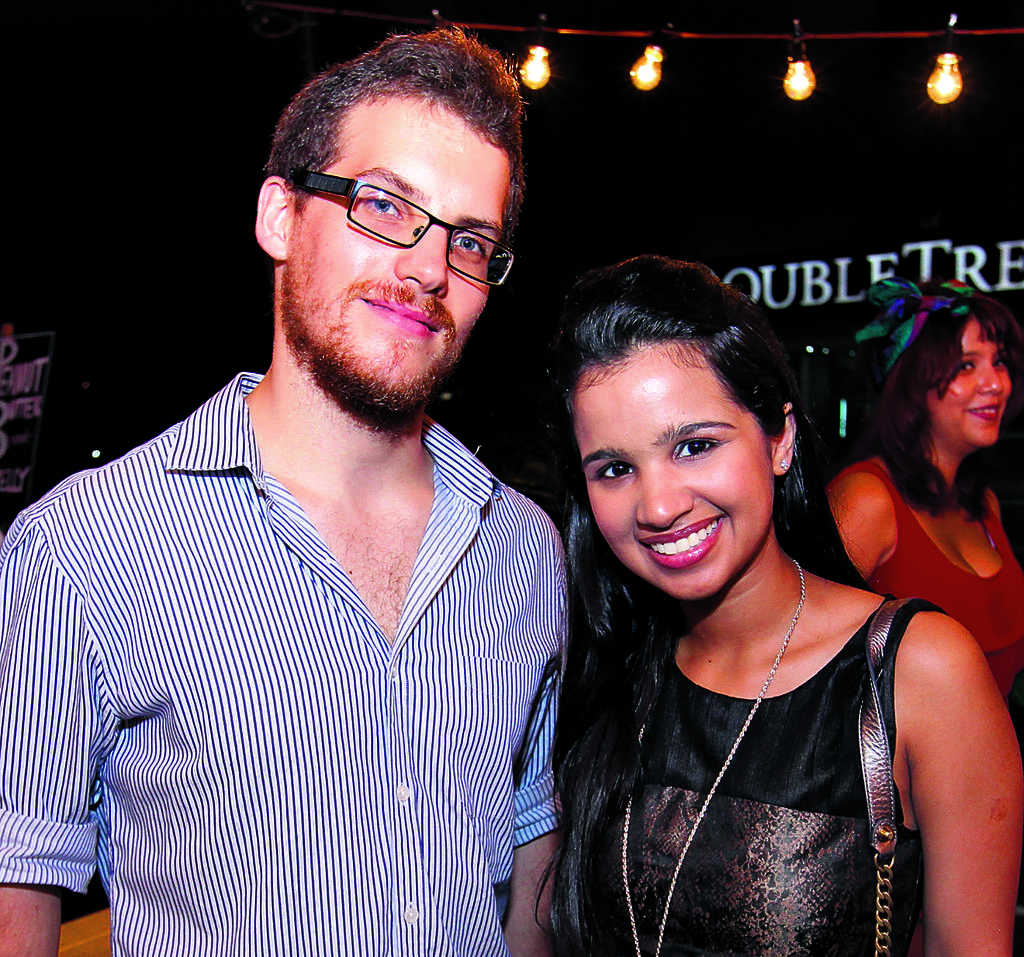 James Bloomfield y Sherina Mayani.()