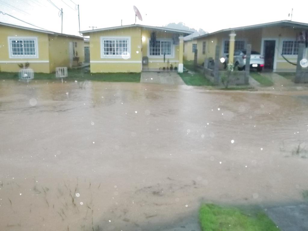 El agua cubrió parte de la barriada. Foto/Cortesía. <br>