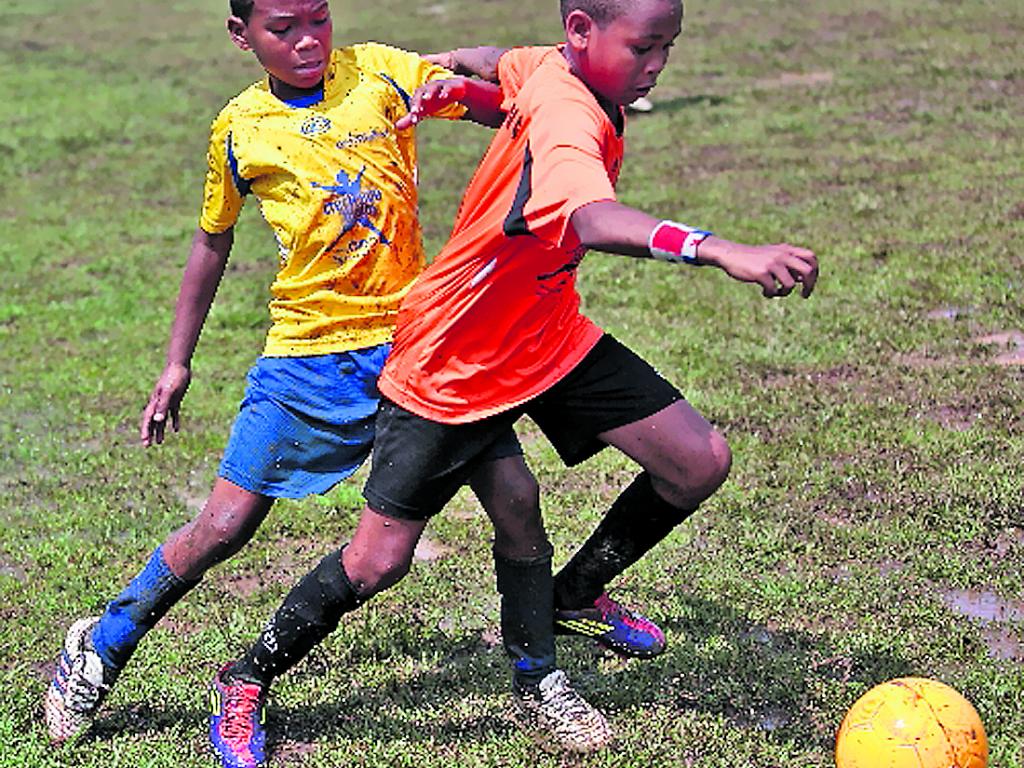 Los jugadores de la escuela Justo Arosemena mostraron que la clave es su juego en equipo.(FOTOS: Anayansi Gamez )