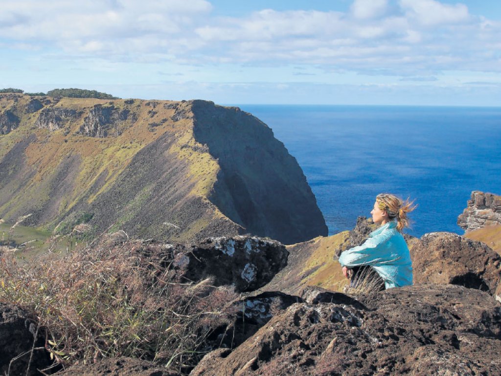 Camintas. Mediante senderos se puede subir al Volcán Rano Kau.