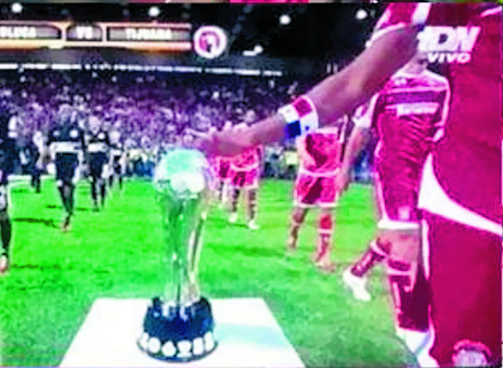 Instante. Momento en el que Tejada toca la copa.(Tomado de internet)