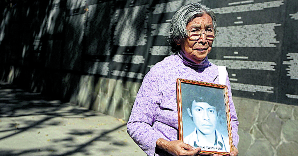Desaparecido. Sostiene el retrato de su hijo.()