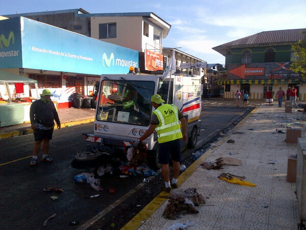 El parque central de Las Tablas también es limpiado. Foto/Cortesía<br>