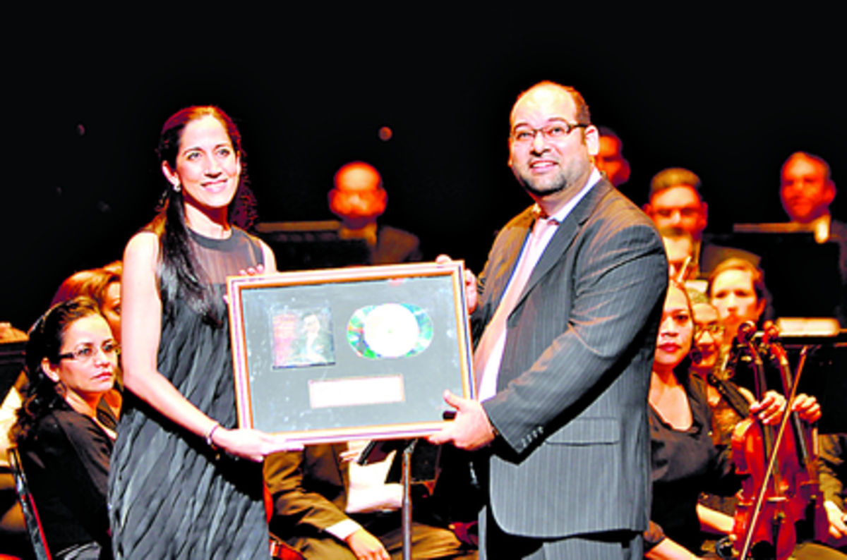 Osmand Charpentier entrega copia del CD a María Eugenia Herrera.