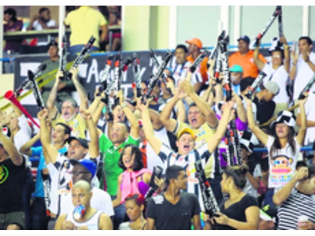 La barra del Tauro FC alentó a su equipo durante todo el partido. La Albinegra se hizo presente en el estadio y alentó a su escuadra hasta más no poder.(Anayansi Gamez)