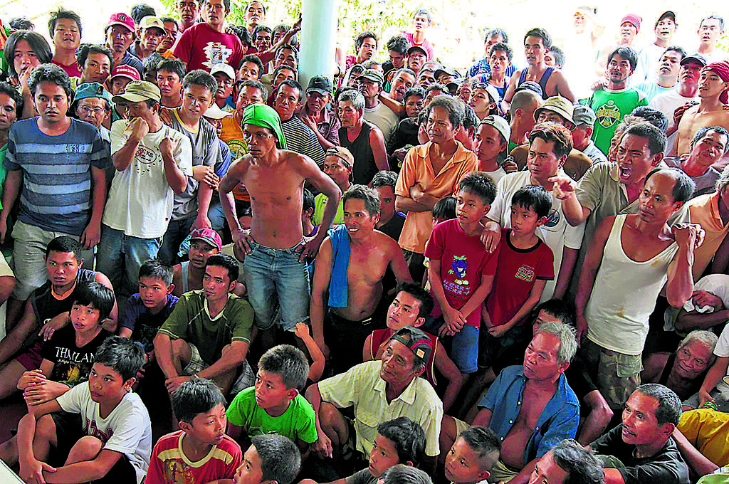 Asombro. Los filipinos no podían creer lo que sucedió.(AP)