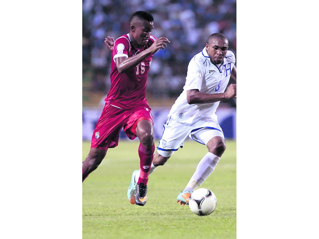 Disputa. Luis Rentería, de Panamá (15), y Wilson Palacios (6). ()