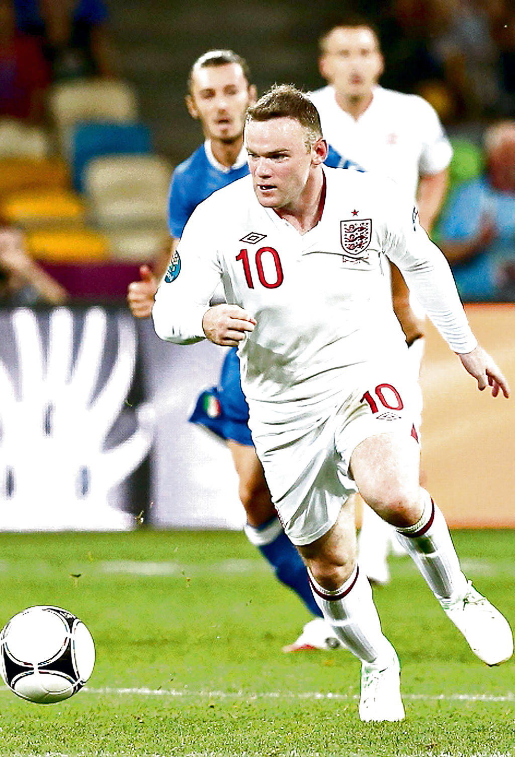 Luchador. Rooney peleó cada pelota.(EFE)