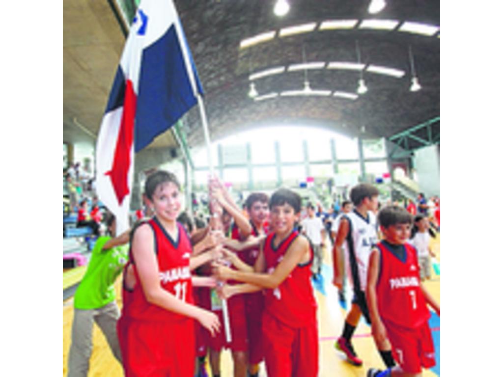 Celebran el triunfo con la bandera nacional.(Anayansi Gamez)